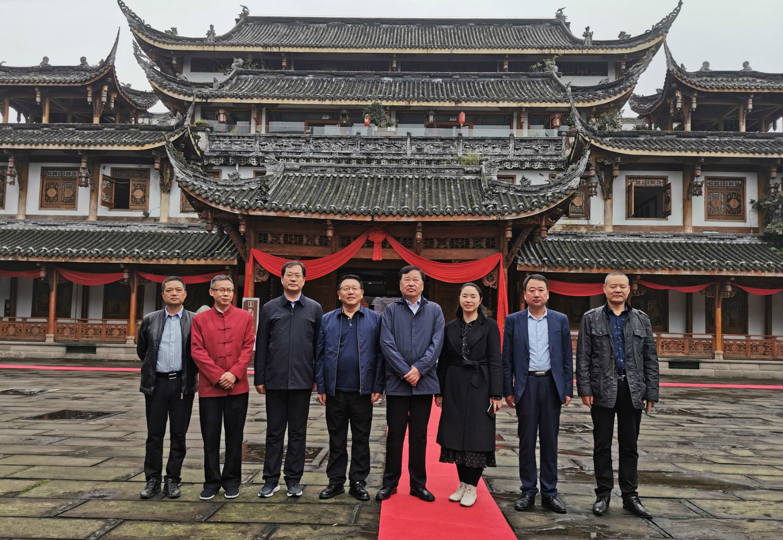 内蒙古骆驼酒业集团股份有限公司党委书记刘源（右四）一行莅临沈子国酒庄，中国50340大港澳官网总经理沈连（右三）热情接待_meitu_7.jpg